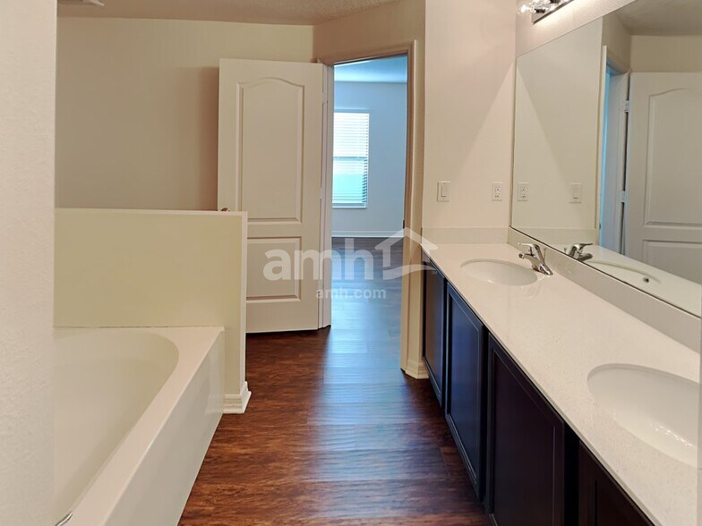 Building Photo - 823 Chatham Walk Dr