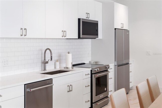 Building Photo - 1750 Benjamin Franklin Dr