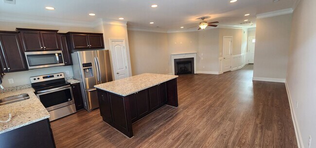 Building Photo - Townhome w/gargae convenient to shopping a...