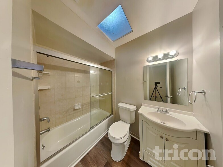 Building Photo - 2218 Village Ct