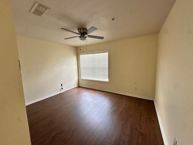 Building Photo - 8957 Lee Vista Blvd
