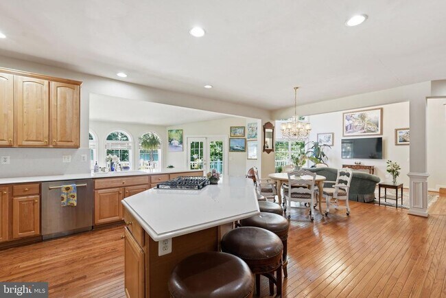 Building Photo - 1072 Safa St