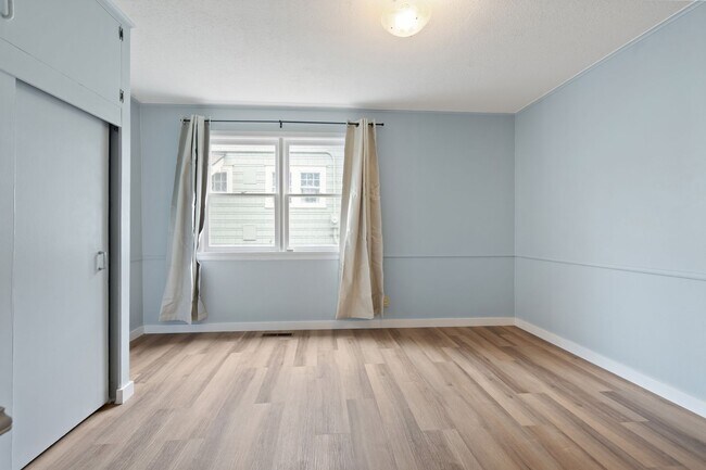 Building Photo - Spacious 4BR Turn-of-the-Century Charmer in the Heart of Bremerton!