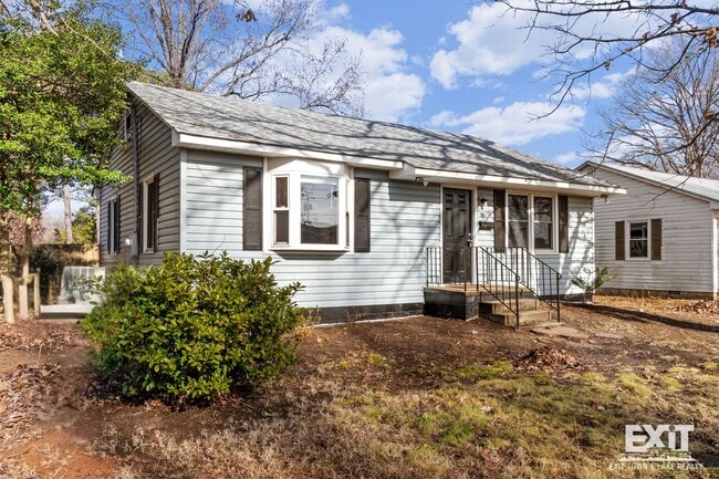 Building Photo - Welcome to your 2 bedroom, 1 bath home in South Hill!