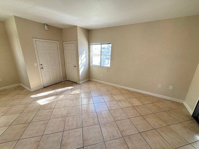Building Photo - Gorgeous 1Bed/1Bath Condo located in Spanish Palms guard gated community!