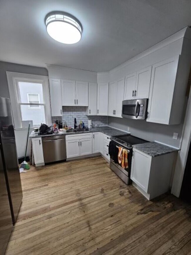Building Photo - Large Brick 7 bedroom home.