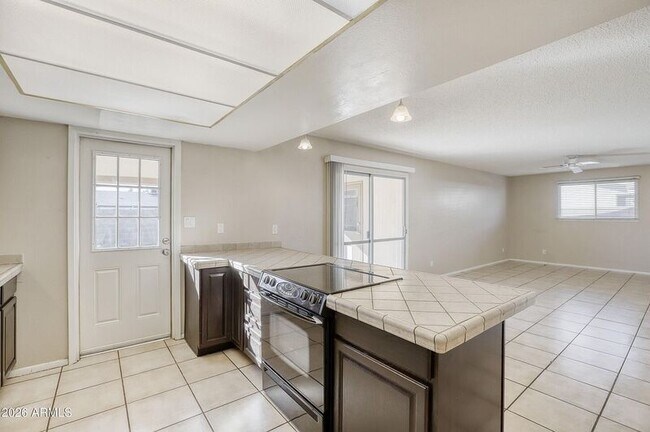 Building Photo - 921 E Campus Dr