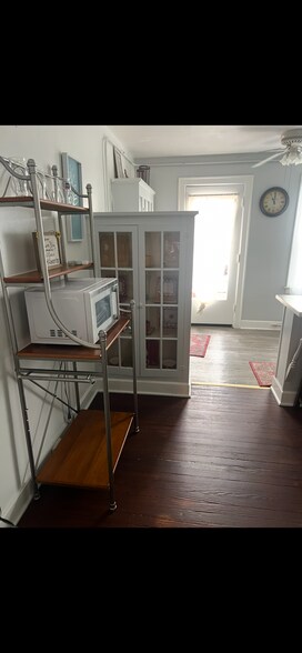 Building Photo - 208 Sutton St