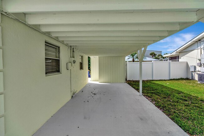 Building Photo - Beachside Bliss in Hobe Sound – Move-In Ready with Room to Roam!