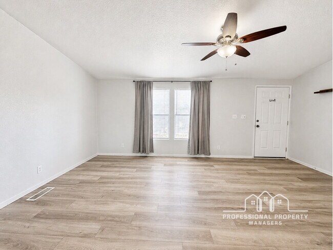 Building Photo - 3-bedroom, 2-bathroom home in West Wellton