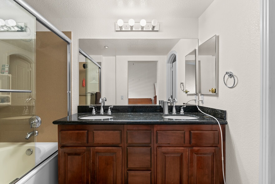 Dual Sinks in Master bathroom - 301 W G St