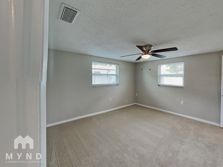 Building Photo - 9724 Lakeside Ln
