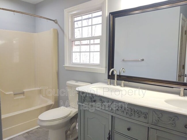 Building Photo - 224 Raintree Dr