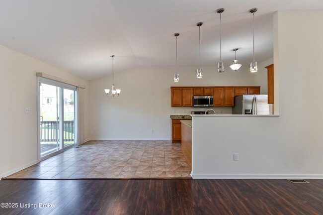 Building Photo - 220 Rockcrest Way