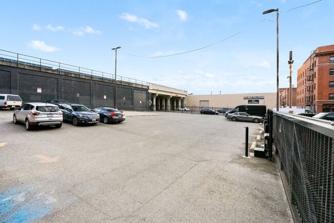 Building Photo - Gorgeous Fully Furnished Condo in Downtown...