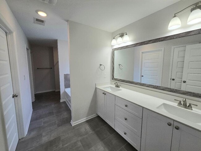 Building Photo - 733 Courtland Ln