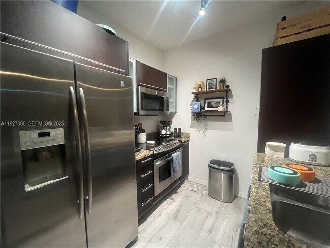 Building Photo - 950 Brickell Bay Dr