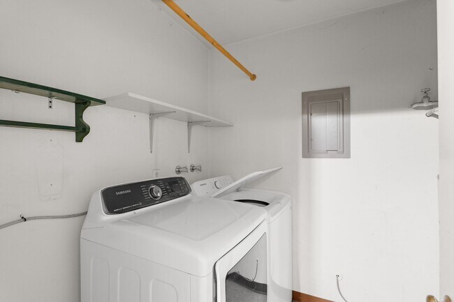 Building Photo - 2 Bedroom, 1.5 Bathroom Townhome-Style Condo in Tanasbrook, Near Tanasbourne!