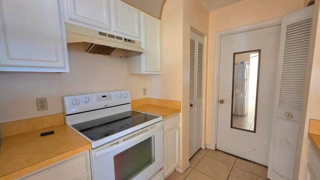 Building Photo - 207 SW Statler Ave