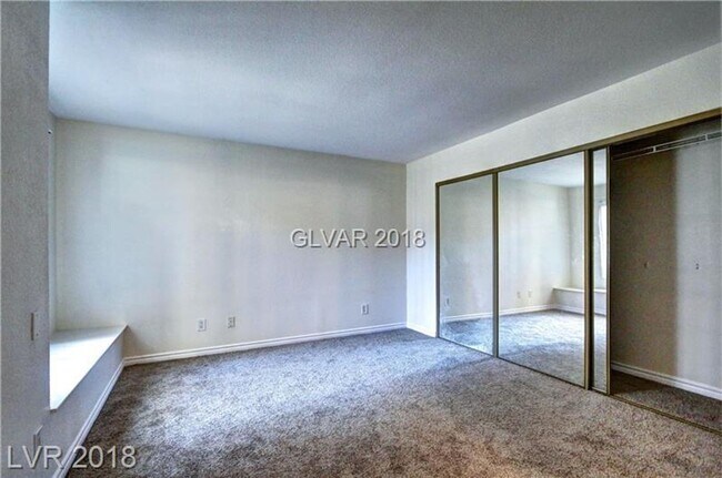 Building Photo - Great Location- 3 bedroom Condo