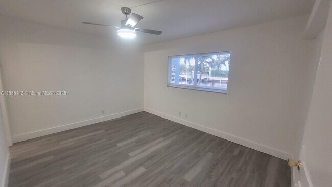 Building Photo - 1100 Pine Dr