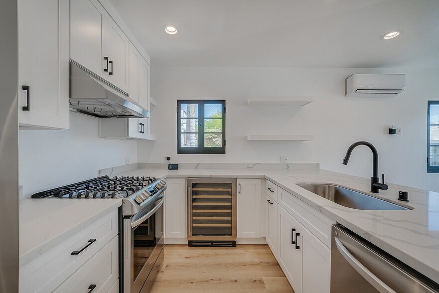 Building Photo - 1014 S Hayworth Ave