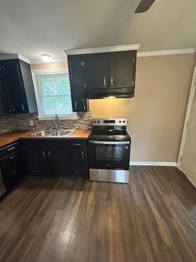 Building Photo - Three Bedroom Two Bath Home