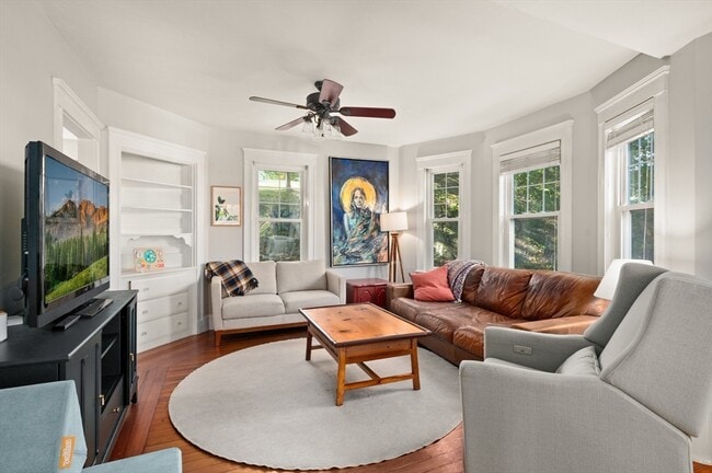 Building Photo - 32 Charles St