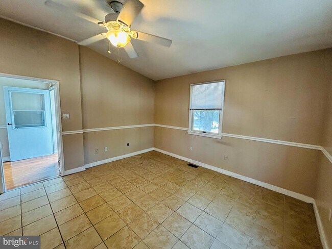 Building Photo - 521 Leverington Ave