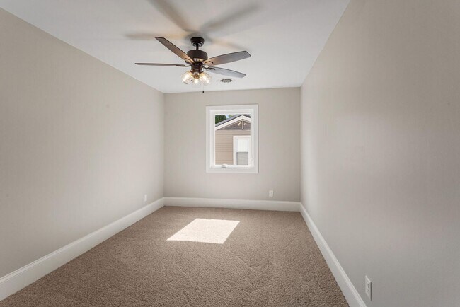 Building Photo - Four bedroom executive rental available now in Champaign's sought after Devonshire neighborhood!