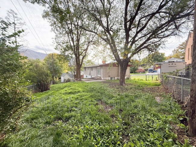 Building Photo - 698 Doren Dr