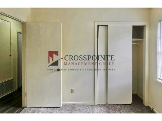 Building Photo - 113-115 Queens Ct