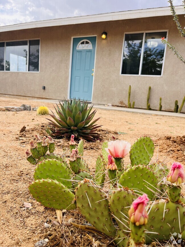 Building Photo - Charming 3-Bedroom with 2 Full Baths on th...