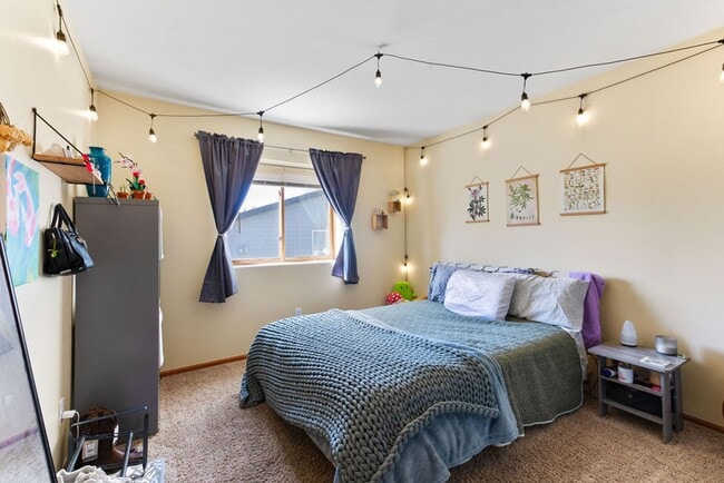 Building Photo - Classic 3 Bedroom 2 Bathroom in Fort Collins Ranch in an Incredible Location!