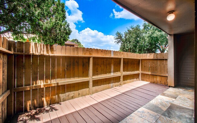 Building Photo - 10555 Turtlewood Ct