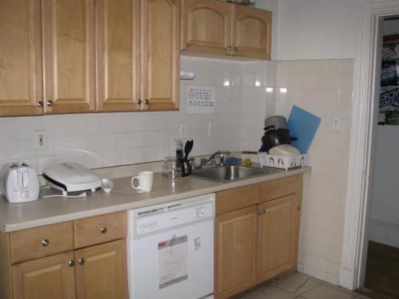 Building Photo - 18 Glenville Ave