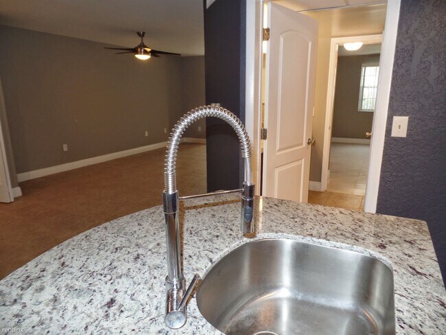 Building Photo - 1 br, 1 bath Condo - Lakeview Club