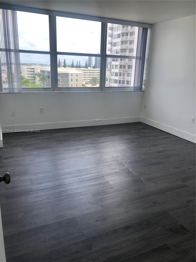 Building Photo - 18081 Biscayne Blvd