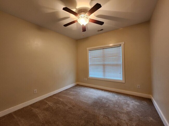 Building Photo - 3 Bedroom home with an upstair bonus room ...