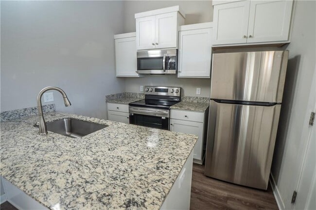 Building Photo - 704 N Honey Locust Bnd