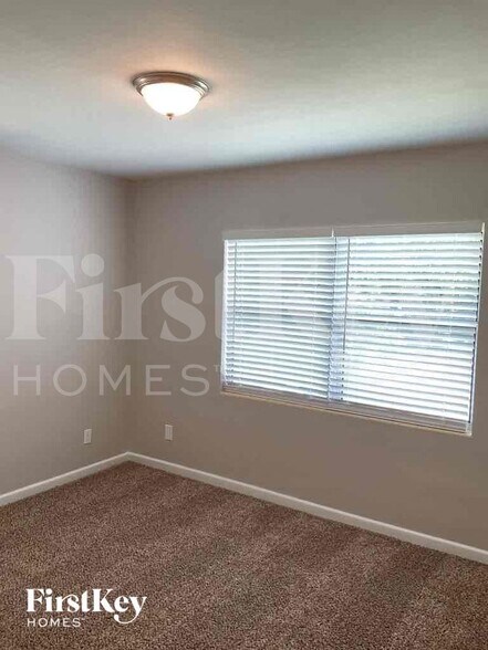 Building Photo - 1369 Malverne Ave