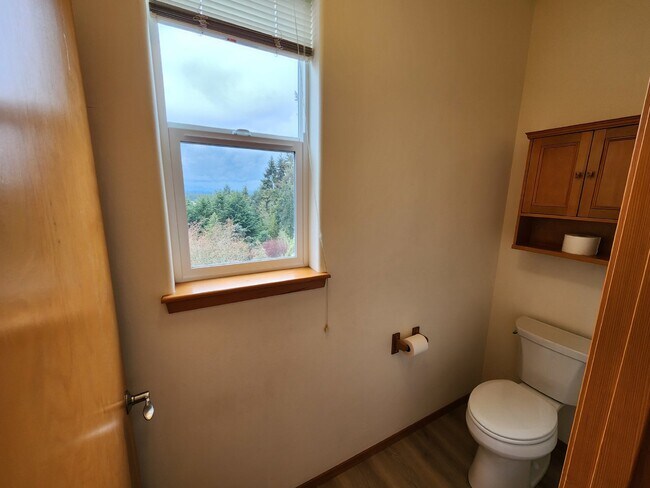 Building Photo - 3 bed 2.5 bath home on Bell Hill with grea...