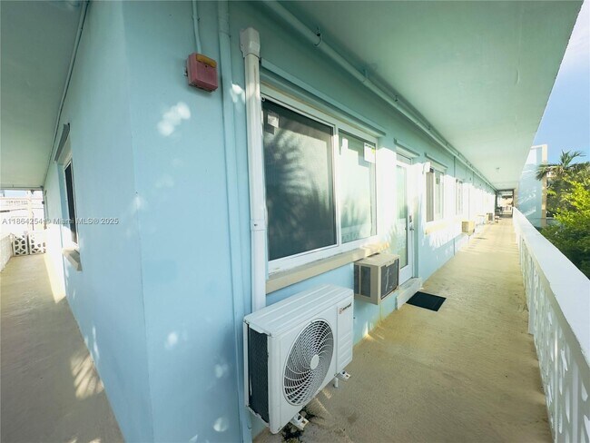 Building Photo - 455 Golden Isles Dr