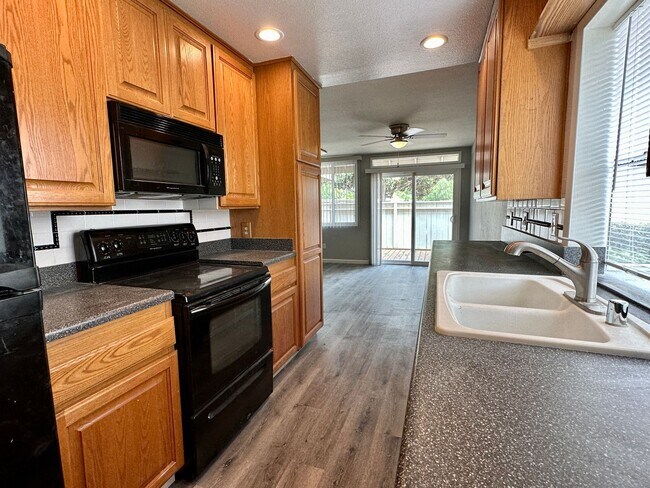 Building Photo - Beautiful 3 Bedroom 2 Bath Condo in Point Loma w/Three Private Patios