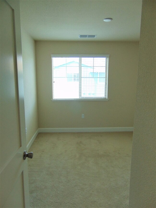 Building Photo - Beautiful Brand New Townhome in Sage Community