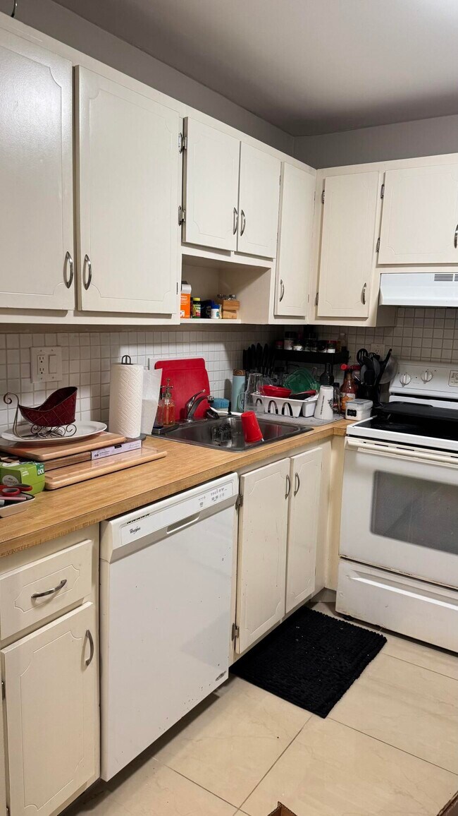 Building Photo - 9370 SW 8th St