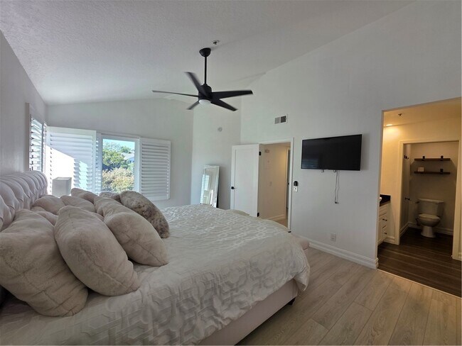 Building Photo - 240 Nice Ln