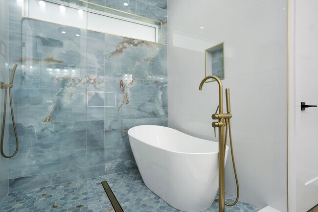 Building Photo - 5/3 Luxury Custom Home plus Boat dock, Pool and Stunning Views!!