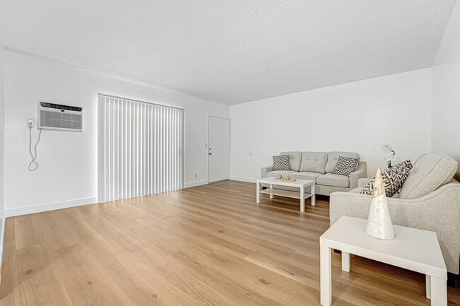 Building Photo - Spacious 1 Bedroom Apartments with Parking - Noho Arts District