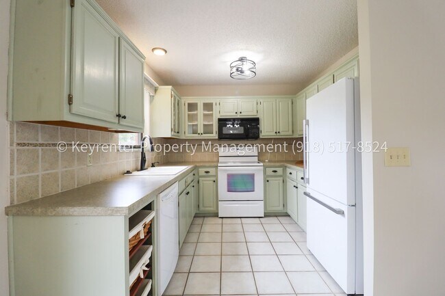 Building Photo - Recently Updated 3 Bed 2.5 Bath in Bixby - Move in Ready!